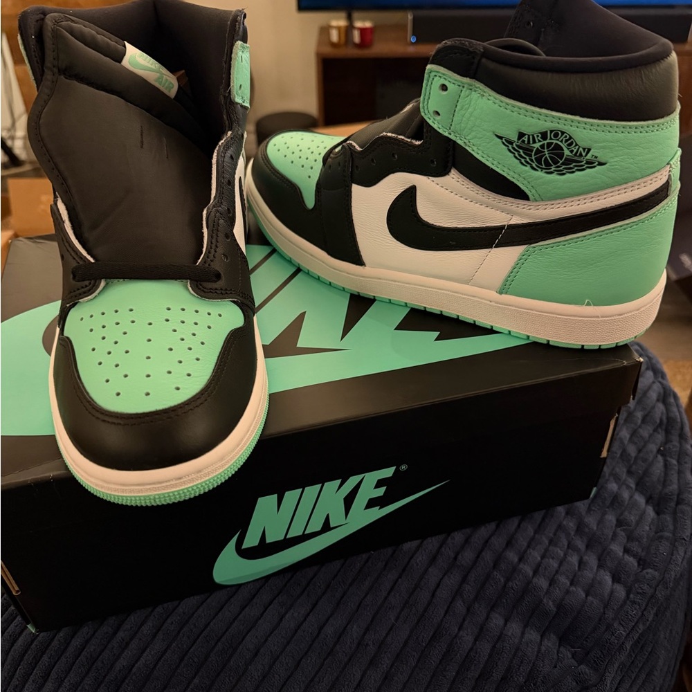 Nike Air Jordan 1 Retro High OG Box with Mint Logo